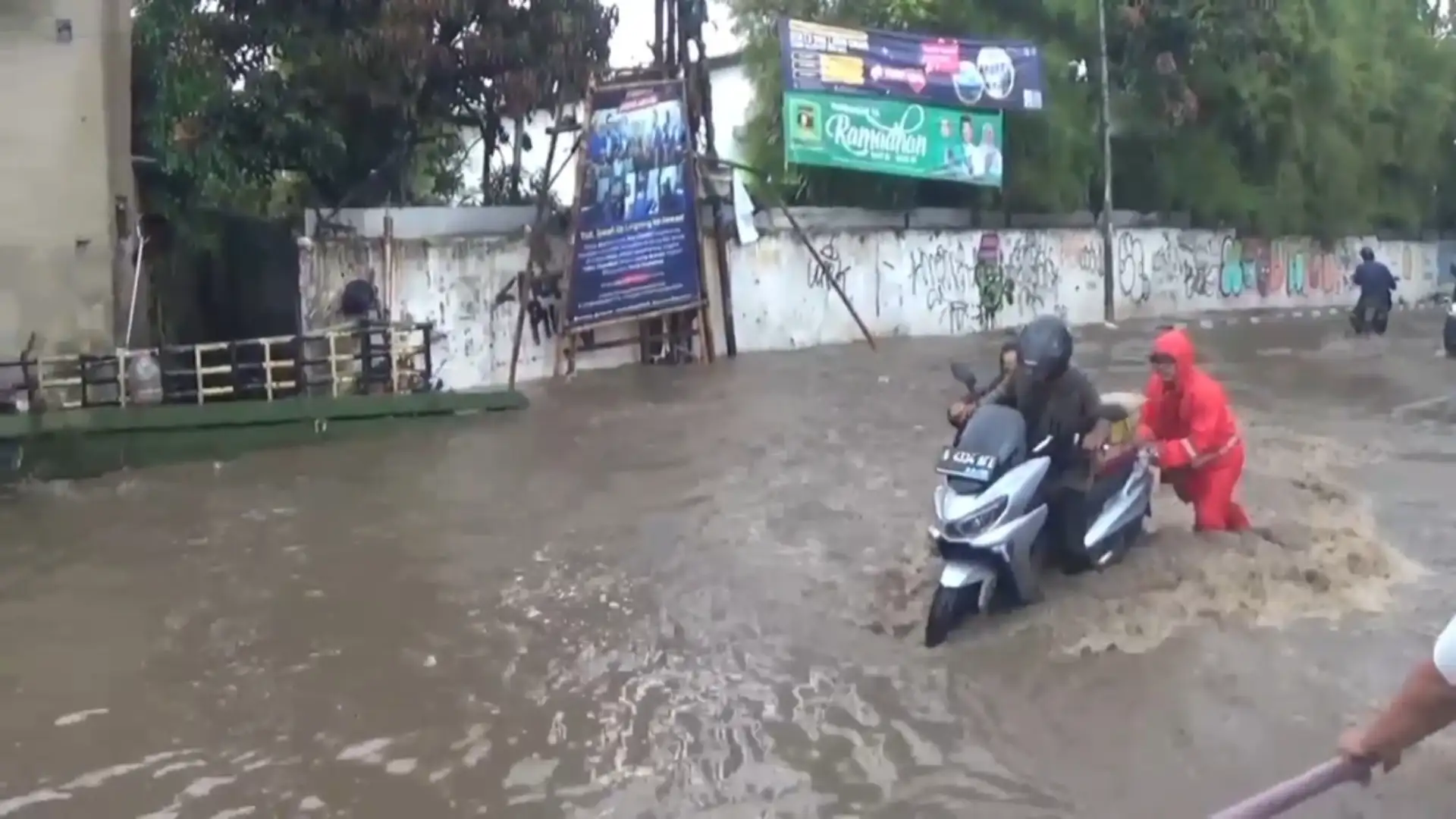 Hujan Ekstrem Bikin Cimahi Banjir, Warga Sampai Terisolasi