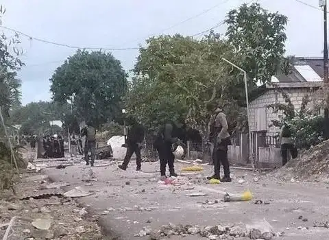 Mencekam! Saling Ejek Picu Bentrok, 1 Tewas, 3 Rumah Hangus