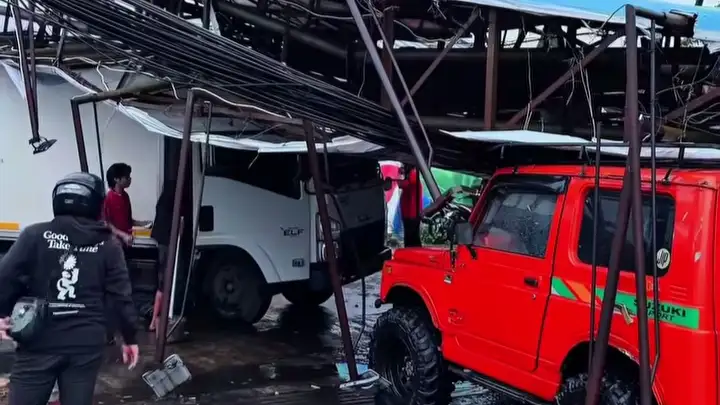 Ngeri! Hujan Deras di Buah Batu Bandung Reklame Tumbang Timpa 2 Mobil