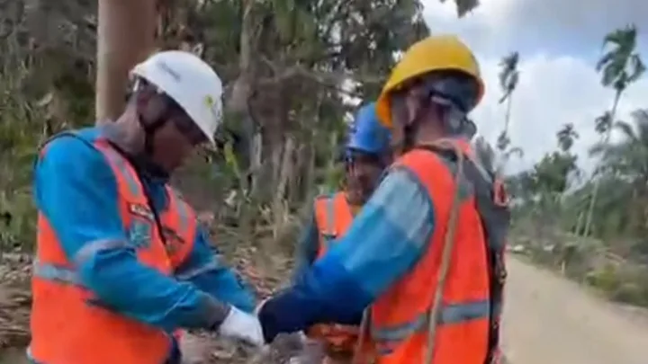 PLN Pulihkan Listrik 100% di Desa Buket Linteung Pasca Banjir