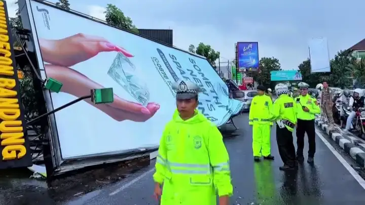 Kronologi Reklame Ambruk di Bandung, 2 Mobil Tertimpa