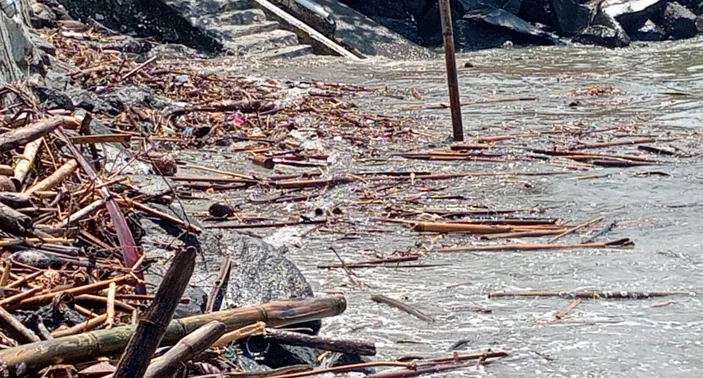 Musim Hujan Datang, Sampah Kiriman Serbu Pantai Timur Pangandaran