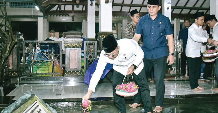 Zulhas Ziarah ke Makam Gus Dur, Dorong Program MBG di Tebuireng